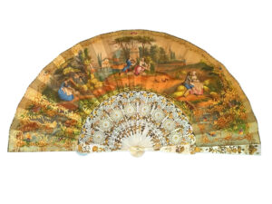 Abanico del Siglo XVIII con Varillas de Nácar y Oro Fino – Personajes Pintados a Mano
