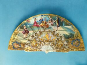 Abanico de nácar con aplicaciones de oro y con personajes pintados