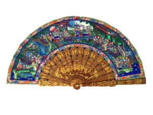 Abanico Filipino del Siglo XIX con Varillas Lacadas y Caras de Hueso Pintadas