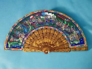 Abanico filipino con las varillas lacadas con motivos chinescos y pintadas en papel pintado a mano
