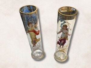 Pareja de Floreros cilínbdricos de cristal decorado con figuras románticas.