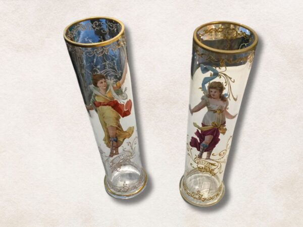 Pareja de Floreros cilínbdricos de cristal decorado con figuras románticas.
