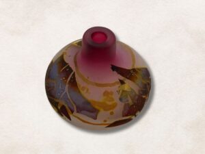Florero Modernista de crital, de boca pequeña, firmado Louis Leloup.