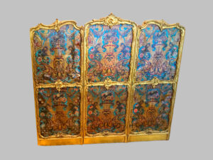 Biombo Cordobán de 3 hojas y 6 cueros repujadoas y policromados Siglo XVI y marco dorado Siglo XVIII Altura 170 cm.