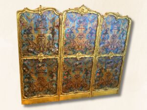 Biombo Cordobán de 3 hojas y 6 cueros repujadoas y policromados Siglo XVI y marco dorado Siglo XVIII Altura 170 cm.