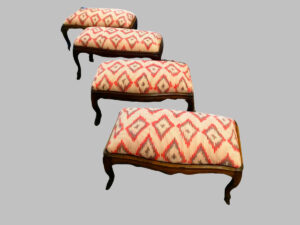 Conjunto banquetas de nogal con patas de cabra.