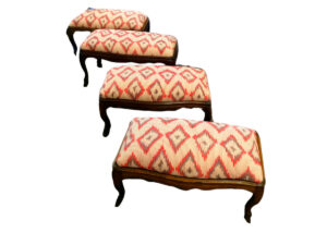 Conjunto banquetas de nogal con patas de cabra.