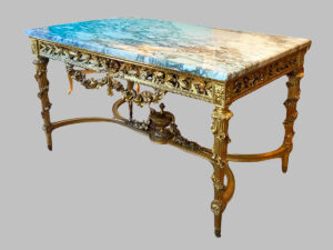 Mesa de Centro, totalmente tallado y dorado con oro fino por todos los lados y sobre de mármol, Estilo Barroco.