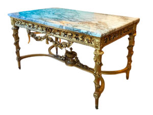 Mesa de Centro, totalmente tallado y dorado con oro fino por todos los lados y sobre de mármol, Estilo Barroco.