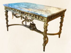 Mesa de Centro, totalmente tallado y dorado con oro fino por todos los lados y sobre de mármol, Estilo Barroco.