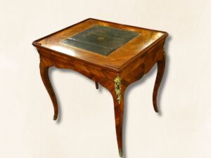 Mesa de juevo de nogal, tapa reversible, piel y fieltro y Backgammon.