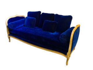 Sofá lacado en grises con tapicería terciopelo azul.