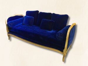 Sofá lacado en grises con tapicería terciopelo azul.