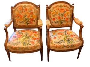 Pareja de sillones de nogal tallados y tapizados de Peti Point.