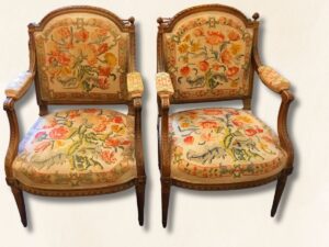 Pareja de sillones de nogal tallados y tapizados de Peti Point.