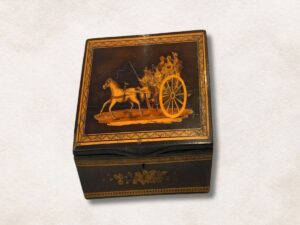 Cajita Sorrentina de nogal con incrustaciones en el sobre Carruaje, caballo y personajes.