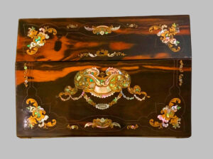 Desk box with inclined lid, made of rosewood with brass and mother-of-pearl inlays.