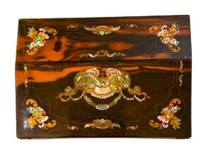 Desk box with inclined lid, made of rosewood with brass and mother-of-pearl inlays.