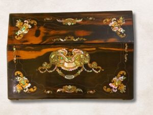 Caja escritorio con tapa inclinada, de palisandro con incrustaciones de latón y nácar.