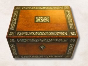 Caja Escritorio Raíces de nogal con incrustaciones de nácar.
