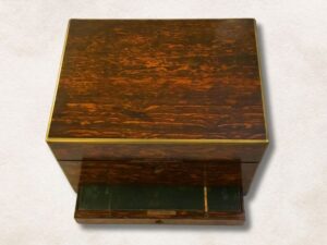 Caja Escritorio de Palisandro con cajitas de cristal y plata, con cajón secreto.