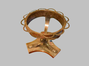 Base de Plata para Cuenco con Tres Cabezas y Patas