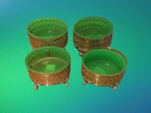 Cuatro Saleros de Plata y Cristal verde, bordes calados 4 pies en forma de garra.