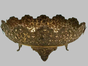 Frutero de Plata Cincelada con Grabados en Relieve