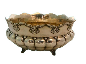 Spanish silver fruit bowl, circular, with 4 legs.