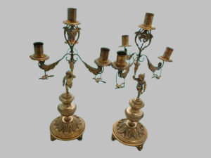 Pareja de Candelabros de Plata con Ángeles