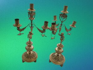 Pareja de Candelabros de Plata, con ángeles soportando candelas.