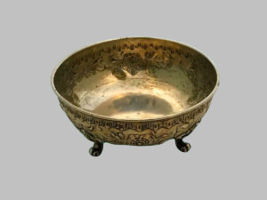 Frutero de Plata Redondo con Cuatro Pies de Garra