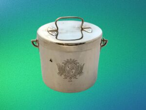 Cubitera de Plata con tapa y asa, con escudo en parte frontal.