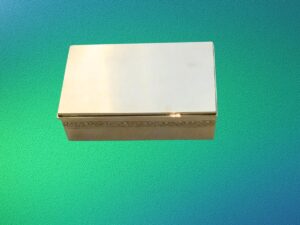 Caja de Plata con cuadradillos en todos los laterales y madera en interior.
