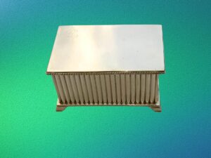 Caja de plata con 4 pies y estriado en los laterales.