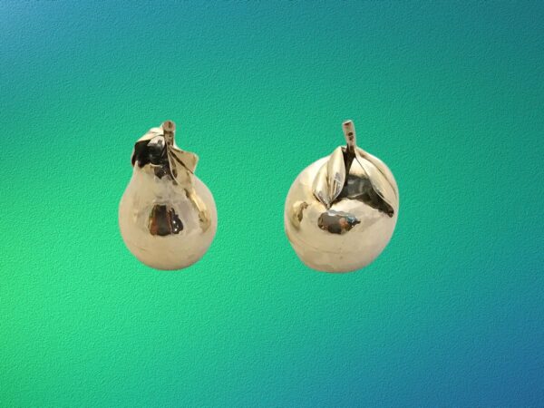 2 Saleros de Plata , forma de pera y manzana.