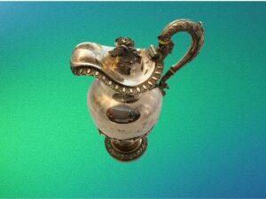 Jarra de plata, con decoración floreado.