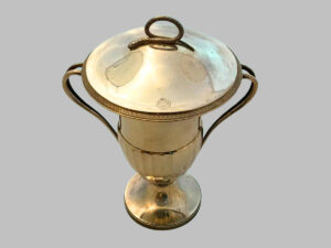 Copa grande con asa y tapa de plata.