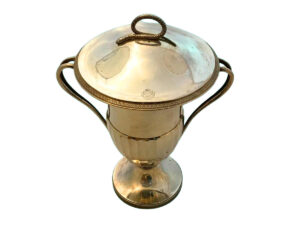 Copa grande con asa y tapa de plata.