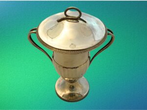 Copa grande con asa y tapa de plata.