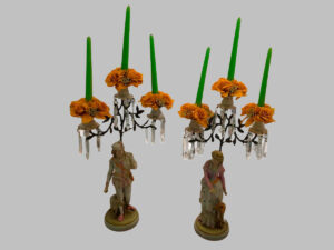 Pareja de candelabros de Porcelana, figuras de hombre y mujer, colgantes de lágrimas de cristal.