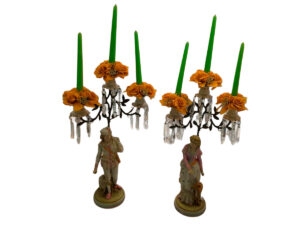 Pareja de candelabros de Porcelana, figuras de hombre y mujer, colgantes de lágrimas de cristal.