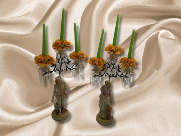 Pareja de candelabros de Porcelana, figuras de hombre y mujer, colgantes de lágrimas de cristal.