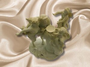 Grupo de porcelana biscuit blanco, Dos personas con dos angelitos.