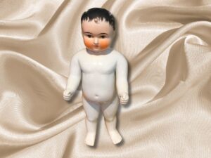 Muñeco de Porcelana Congelada Charlie con pelo negro y ojos marrones.