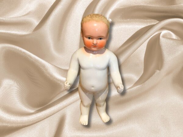 Muñeco Porcelana Congelada Charlie con pelo rubio y ojos verdes.