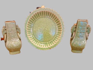 Juego de 2 Jarrones y Plato de Cerámica Celadón Longquan – Siglo XX