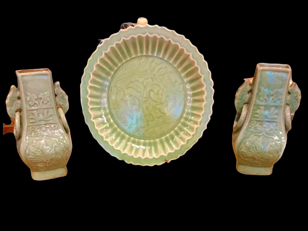 Juego de 2 Jarrones y Plato de Cerámica Celadón Longquan – Siglo XX