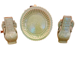 Juego de 2 Jarrones y Plato de Cerámica Celadón Longquan – Siglo XX