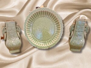 Juego de 2 Jarrones y plato de cerámica Celadón Longquan.